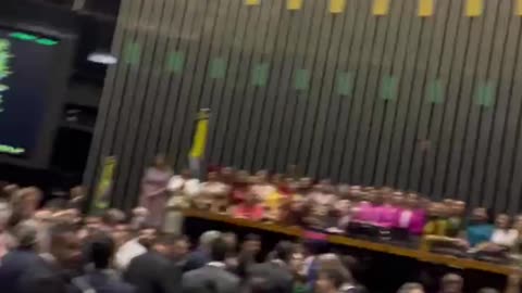 Parlamentares Brasileiros gritando, "LULA LADRÃO SEU LUGAR É NA PRISÃO".