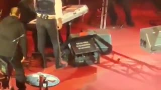 Alejandro Fernández borracho en concierto