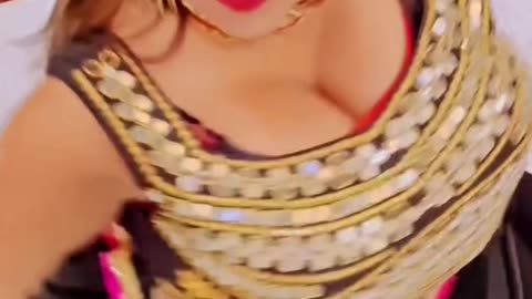 SEXY INDIA LADY IN INDIAN CLOTHS