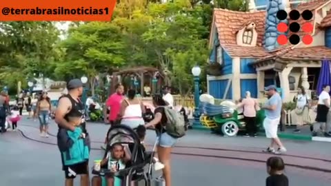 Imagens mostram suposta confusão na Disney em que homem agride mulher