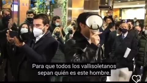 Micrófono en mano Alvise Pérez denuncia en Valladolid el soborno institucional a los medios