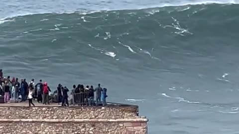 IT'S OFFICIAL: BOMBS are back in Nazaré! 💣🌊