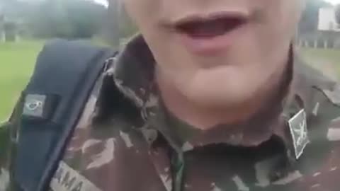 Um soldado do nosso exército também quer dar um "bom dia" especial para vocês.