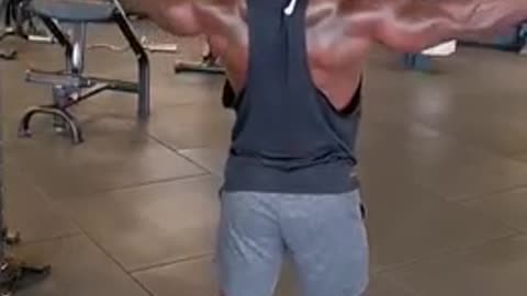 Training shoulders ( rear delts)