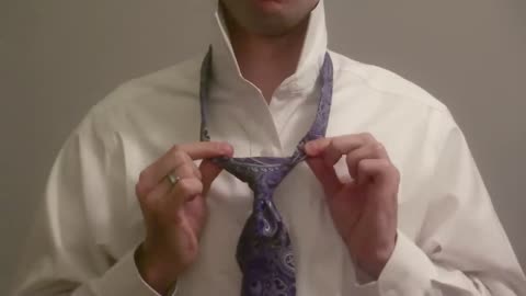 How to tie a tie (Step-by-step)