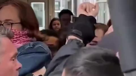 German police violently suppress students protesting for Palestine