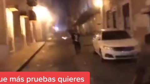 Bomba Incendiaria lanzada hacia vehiculo POR POLICIA LIMA PERU