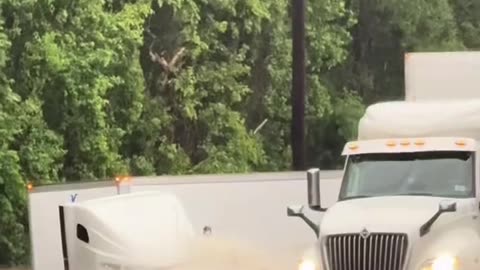 Texas | Flooding overtakes semi truck in massive flash flooding