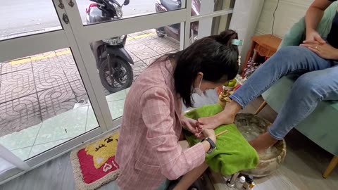 Clean and soften nails with the cute young girl at Anh Thu Nail