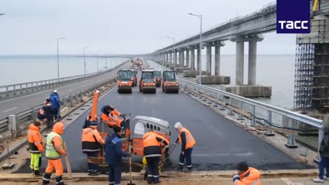 Works on laying the first layer of asphalt concrete on the road part of the Crimean bridge