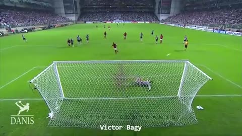 Top 10 Acrobatic Goalkeepers Saves