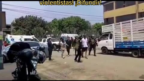 Policia Proteje a terna listo para apedrear ambulancia en San Marcos LIMA PERU