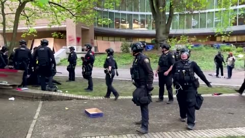 Police seen charging into Portland State University