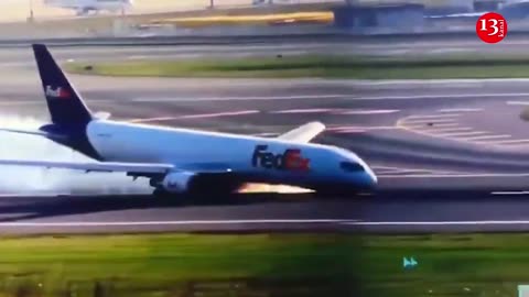Scary moments at Istanbul airport: the plane landed on the fuselage without a wheel