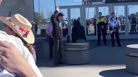 A Praying Hispanic woman is shut down by Minnesota mall security #america #hispanic #jesus #god