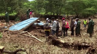 Kenyans search for bodies of flood victims