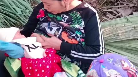 Mom breast feeding to baby 🍼👶 V1