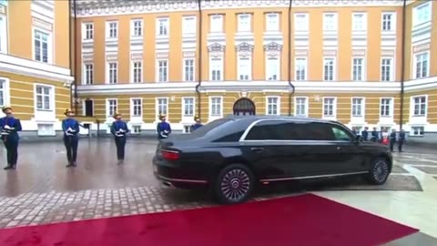 Vladimir Putin leaves his palace for his inauguration