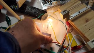 FREE ENERGY miracle board operating on 0.0 w powering a 40 W lightbulb at 3/4 brightness