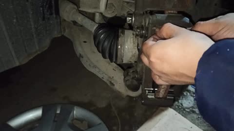 Cómo cambiar los tornillos y seguros de los Calipers del Nissan Tiida