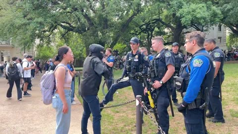 Protester at UT Austin flips the bird at police and says "F*ck you!"
