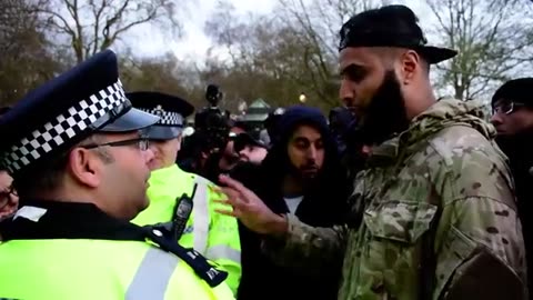 You cant pray! Muhammad Hijab & Police | Speakers Corner | Hyde Park