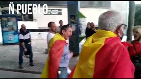 Cacerolada Badalona| "Marlaska, parásito. La Guardia Civil no se toca. Gobierno Dimisión"