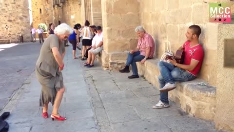 An amazing singer and lady | Flamenco in the street