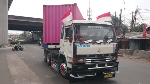 Container Truck Trailer Truck Tronton Truck Exit the flyover