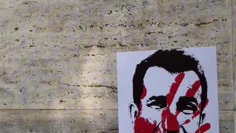 Klevis Balliu duke ngjitur postera neper Tirane