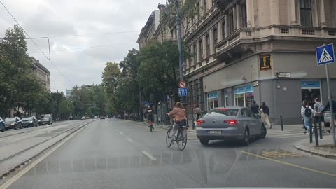 A m i városunk Budapest - Kerékpárosok az autóúton, piros lámpán átmennek