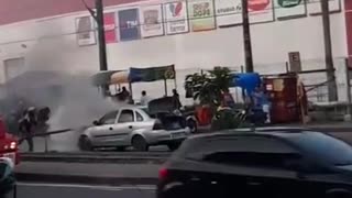 Limpa-fossa apaga fogo de carro no bairro Nova Cidade