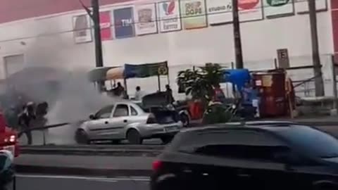 Limpa-fossa apaga fogo de carro no bairro Nova Cidade