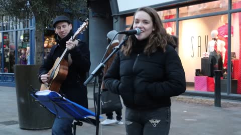 AMAZING MOMENT guy JOINS singing Perfect by Ed Sheeran in Italian - Allie Sherlock