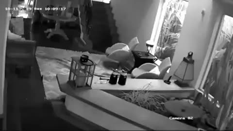Bandits break into a house to rob and are met with gunfire