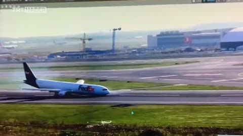 FedEx Boeing cargo plane "lands" in Istanbul without front wheels.