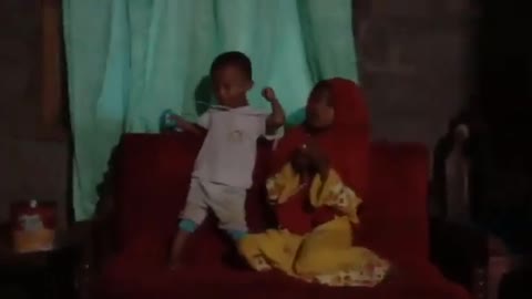 Very funny brothers and sisters dancing to make you laugh