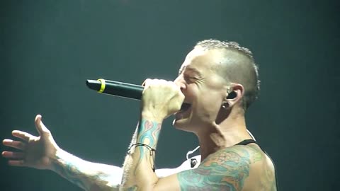 Linkin Park - the hall sang along with Chester