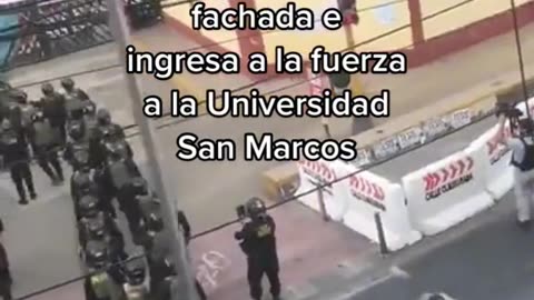 POLICIA CON TANQUETA DESTRUYEN PUERTA DE SAN MARCOS LIMA PERU