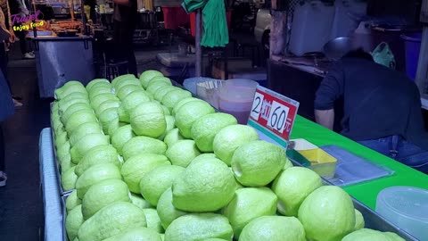 手起刀落芭樂切割達人 | 甘草芭樂做法 | 神人級刀法 Taiwanese night market food | Quick guava Cutting skills