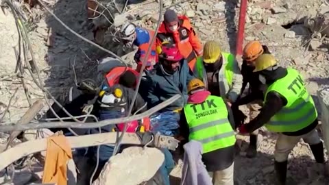 Women pulled from quake rubble, over 200 hours later