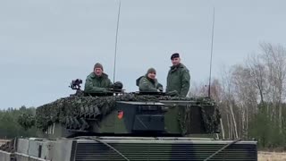 Ukrainian servicemen being trained on the Leopard 2A4 tank in Poland