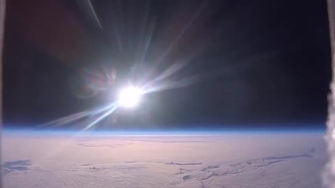 High altitude balloons show a flat horizon.