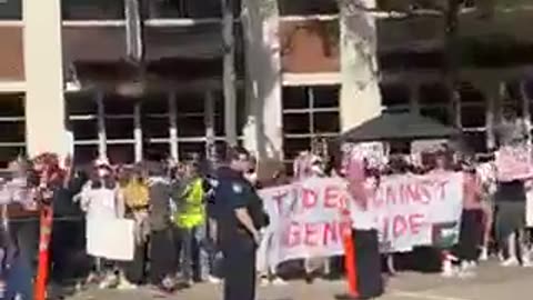 Students from the University of Alabama chant “TAKE A SHOWER” to the Hamas summer campers. 🤣🤣