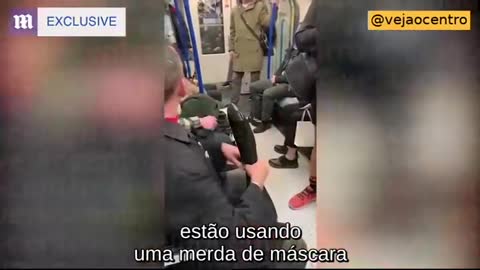 Homem no metrô de Londres “elogiando” o gado de máscara c19!