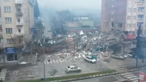 Major Earthquake Hits Turkey and Falling Buildings