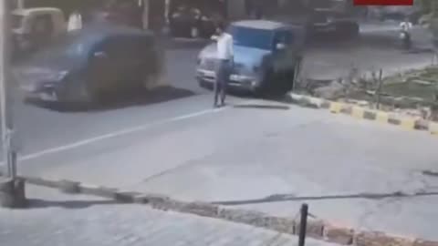 Man ignore car on busy road ang get hit by car