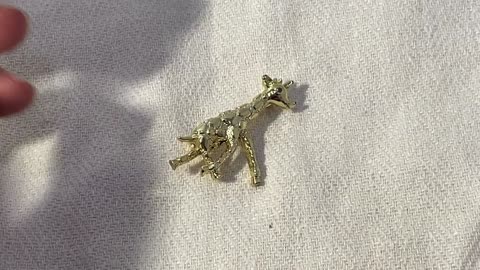 Vintage Tiny Cute Gold Tone Giraffe Brooch