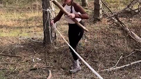 She's very creative 🏗 🪢 #camping #survival #bushcraft #outdoors #lifehack