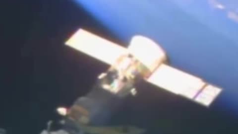★ Incroyable Un OVNI s'est amarré à l'ISS lors d'un Flux en Direct de la NASA ! - 100% Réel
